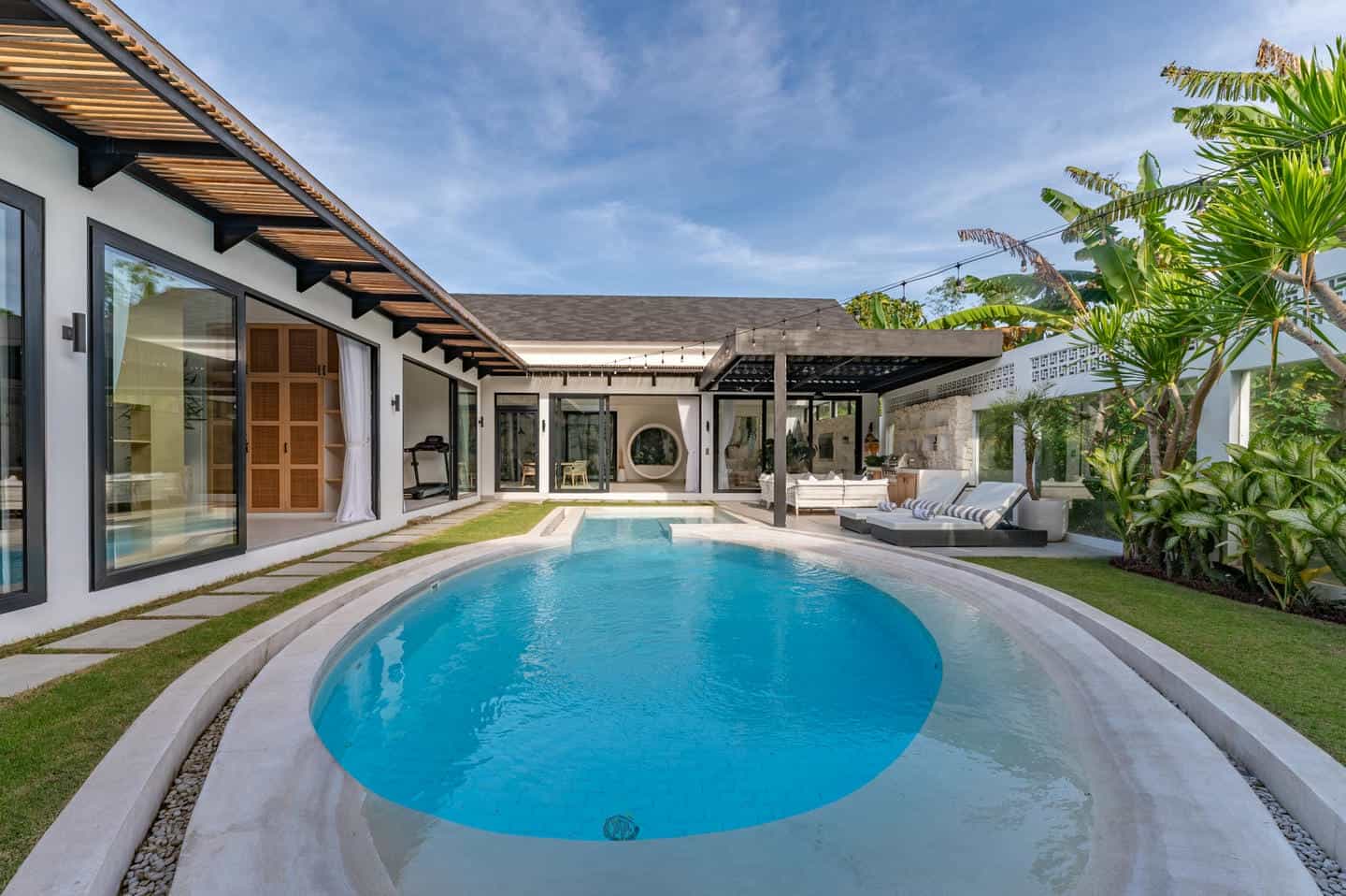 MODERN DESIGN 5 BEDROOM VILLA FOR SALE LEASEHOLD IN PERERENAN BE-2250 